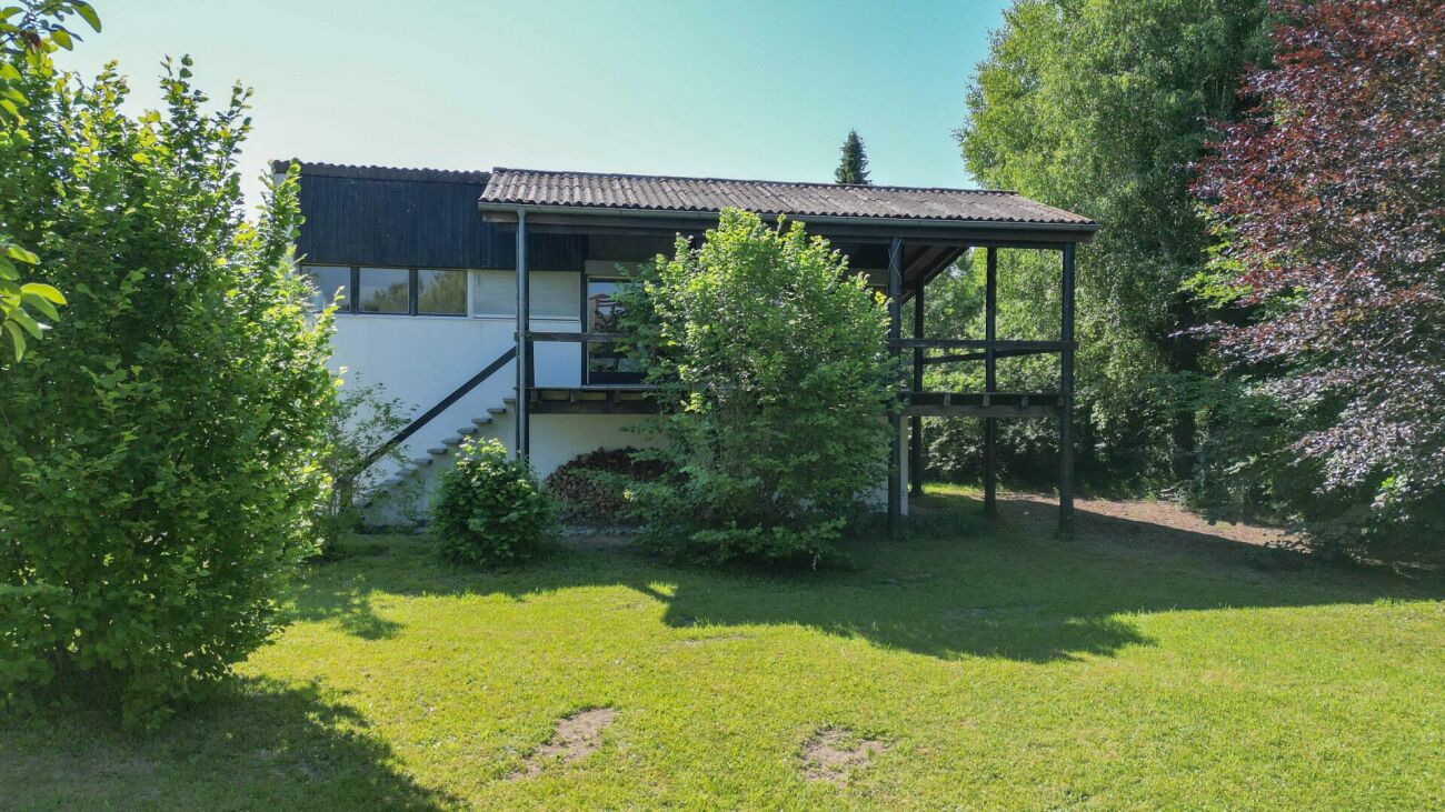 Realsieren Sie Ihre Träume am Neuenburgersee – Sanierungsbedürftiges Sommerhaus mit viel Umschwung